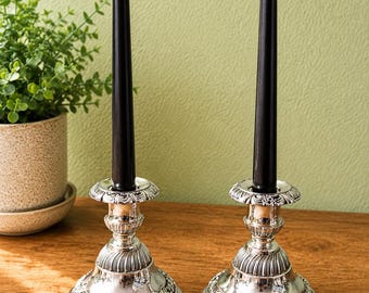 Par de castiçais vintage Godinger em prata, ornamentados para lareira.