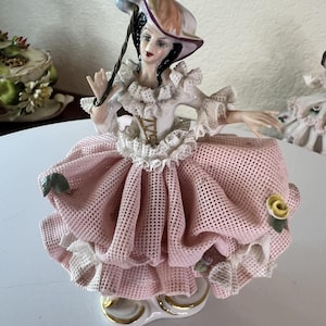 Figura pequeña de porcelana vintage de mujer de Dresde con encaje rosa de 4,5 pulgadas