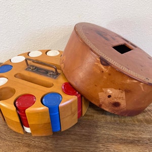 20 世紀初頭のアンティーク木製回転ポーカー チップ カルーセル カバー レザー、真鍮ハンドル、プラスチック チップ 285 個