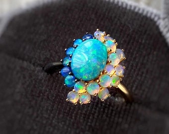 Art-Deco-Australischer Opal-Verlobungsring, 14 Karat 18 Karat massivem Goldovalschnitt Naturopal, Eis und Feuer-Ehering mit mehreren Edelsteinen, einzigartiges Design