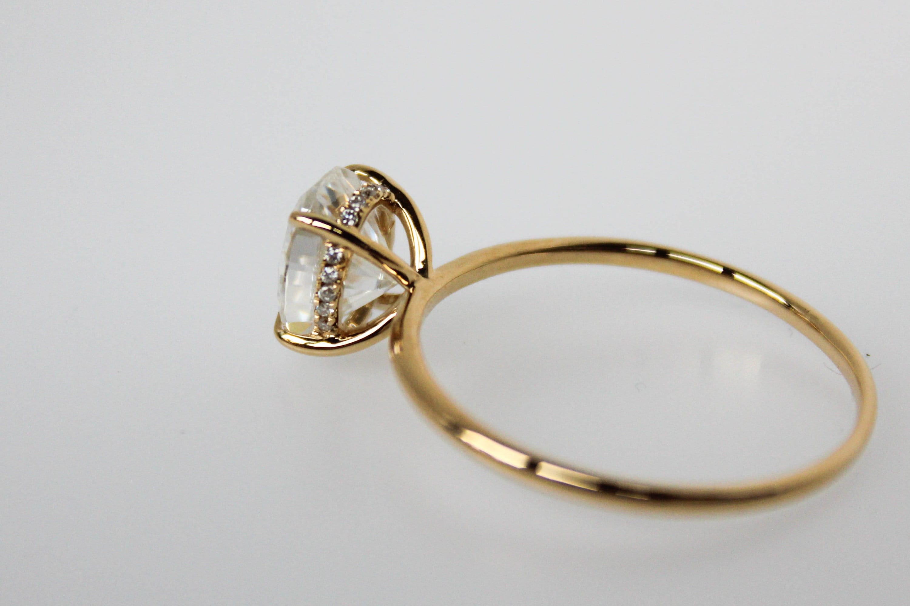 Anillo De Mujer Citerna En Oro De 9 Quilates Con Circonitas - Oro Amarillo, Diseño Elegante, Con Certificado