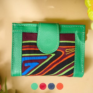 Cartera plegable de cuero hecha a mano con diseño único de mola - Apoya a los artesanos Kuna