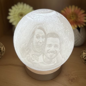 Personalisierte 3D Mondlampe - Perfektes Geschenk mit individuellem Bild und Spruch - 16 Farben mit Dimmfunktion