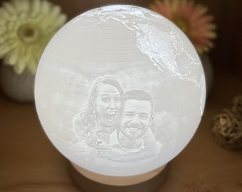 Personalisierte 3D Erdkugel Lampe - Perfektes Geschenk mit individuellem Bild und Spruch - 16 Farben mit Dimmfunktion