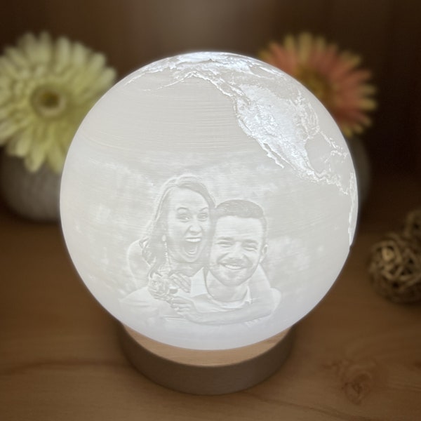 Personalisierte 3D Erdkugel Lampe - Perfektes Geschenk mit individuellem Bild und Spruch - 16 Farben mit Dimmfunktion