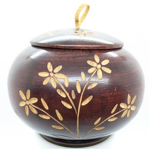 Handgedrehte und geschnitzte Mahagoni Deckelkiste mit Blumen Design Boho Dekor