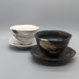 Handgetöpferte Keramik-Tasse und Untertassen-Sets ohne Griffe, dreieckig, Untertassen, Brushstroke-Glasur