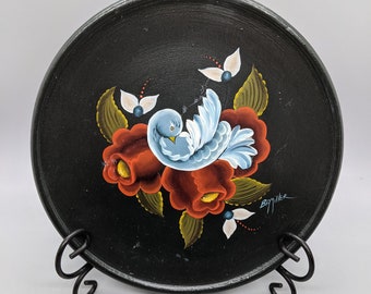 Plato decorativo de madera pintado a mano con pájaro azul y rosas rojas, firmado por B. A. Miller