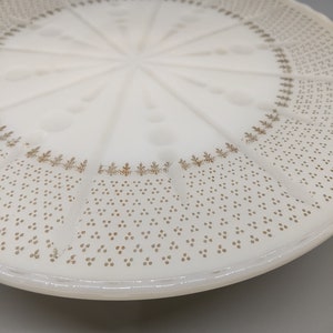 Assiette à gâteau avec piédestal en verre laiteux Anchor Hocking avec des touches d&#39;or 22 carats et des rainures moulées pour trancher