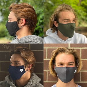 Op de afbeelding: Vier verschillende mensen dragen gezichtsmaskers. De maskers zijn allemaal in verschillende kleuren en stijlen. De mensen kijken allemaal naar de camera.
