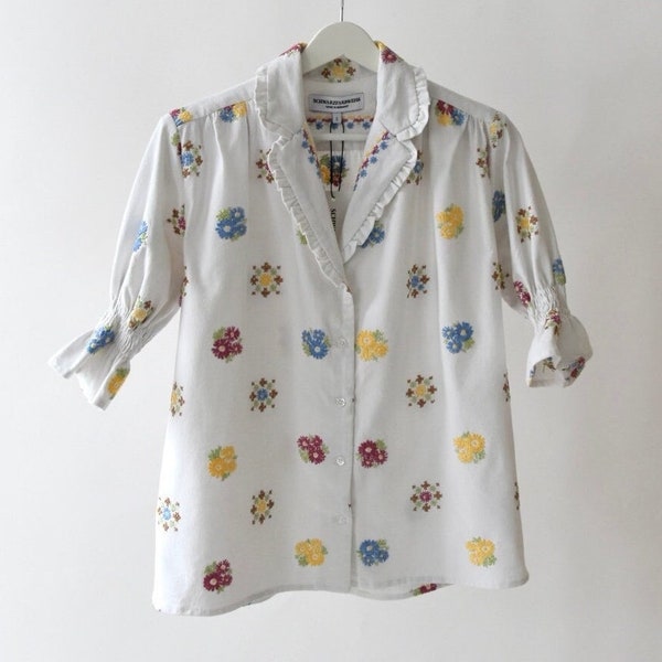 Upcycling bestickte weiße Bluse, Sommerbluse, Damenbekleidung, geblümte Bluse, Bluse mit Blumen Print, Vintage Bluse