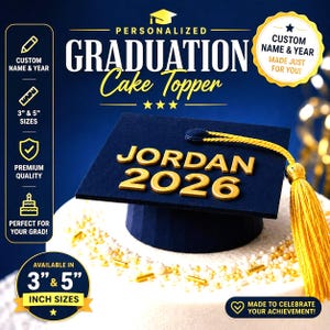 Puede incluir: Un adorno para pastel de graduación personalizado en forma de birrete, azul marino con letras doradas. El texto dice "JORDAN 2026". Disponible en tamaños de 7,6 cm y 12,7 cm. Incluye una borla dorada.