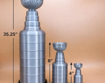 Réplica a tamaño real del trofeo de la Copa Stanley de hockey, inspirada en el original.