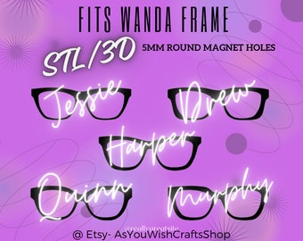Puede incluir: Un fondo morado con cinco pares de gafas negras con nombres en texto de neón blanco. El texto dice "Jessie", "Drew", "Harper", "Quinn" y "Murphy". El texto "FITS WANDA FRAME STL/30 5MM ROUND MAGNET HOLES" está en la parte superior de la imagen. El texto "@reallygreatsite @Etsy- AsYouWishCraftsShop" está en la parte inferior de la imagen.