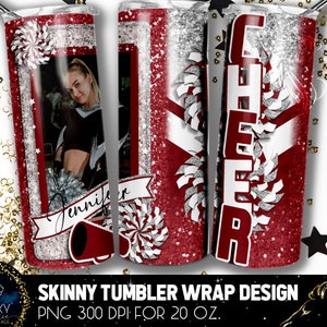 Könnte beinhalten: Ein rotes und weißes Skinny-Tumbler-Wrap-Design mit einem Cheerleader-Pompon, einem Megaphon und dem Wort "CHEER" in weißen Buchstaben. Das Design enthält auch einen Fotorahmen mit einer Cheerleaderin und dem Namen "Jennifer".