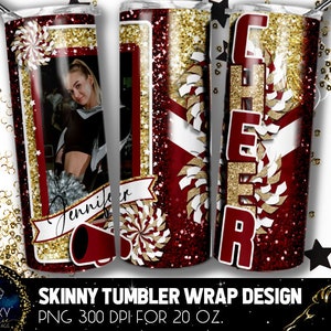 Könnte beinhalten: Ein rotes und goldenes Skinny-Tumbler-Wrap-Design mit Cheerleader-Thema. Das Design zeigt einen Pompon, ein Megafon und das Wort "Cheer" in goldenen Glitzerbuchstaben. Der Tumbler ist 20 Unzen groß und hat 300 DPI.