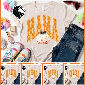 Può includere: Una t-shirt color crema con la scritta MAMA in lettere arancioni a pois e una grafica di zucca a pois abbinata. La maglietta è mostrata insieme a jeans blu, elastici colorati, occhiali da sole e scarpe da ginnastica, con varianti aggiuntive che mostrano NANA, MINI, MIMI e GIGI.