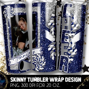 Peut inclure: Un design d'enveloppe de gobelet mince bleu et argenté avec un pompon de pom-pom girl, un motif en spirale blanc et bleu et le mot "CHEER" en paillettes argentées. Le design comprend également un cadre photo avec une photo d'une jeune femme en uniforme de pom-pom girl. Le design est pour un gobelet de 20 oz.