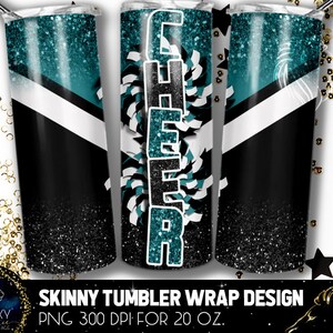Könnte beinhalten: Ein Skinny-Tumbler-Wrap-Design mit einem schwarzen und weißen Chevron-Muster mit türkisfarbenen Glitzerakzenten. Das Wort "CHEER" ist in türkisfarbenem Glitzer auf weißem Hintergrund geschrieben. Das Design ist für einen 20-Unzen-Tumbler.