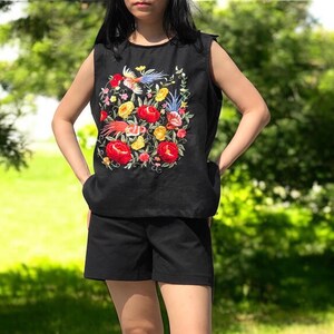 Hand besticktes Leinen Crop Top: Wild Bird & Flower Motive Schwarz
