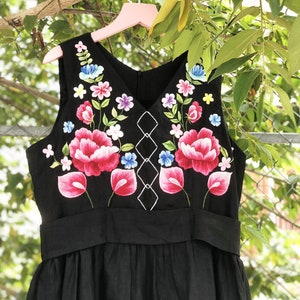 Robe en lin noire sans manches avec motif floral brodé à la main pour femme, tinythingsmadeuhappy