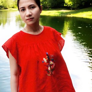 女性用手刺繍トップス、花柄リネンブラウス、tinythingsmadeuhappy