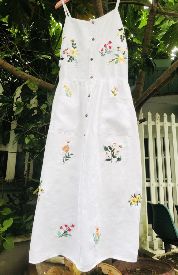 White Linen Dress With Flower and Bee, Hand Embroidered Dress for Woman,  Tinythingsmadeuhappy. - Etsy Israel