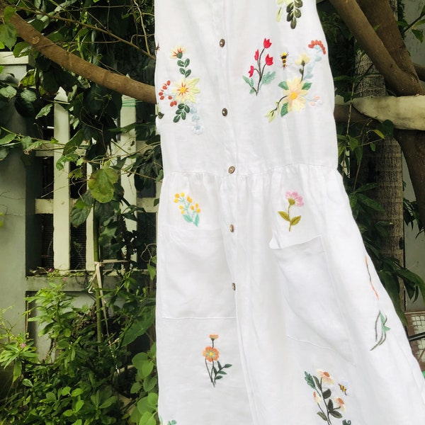 White linen dress with flower and bee, hand embroidered dress for woman, tinythingsmadeuhappy.