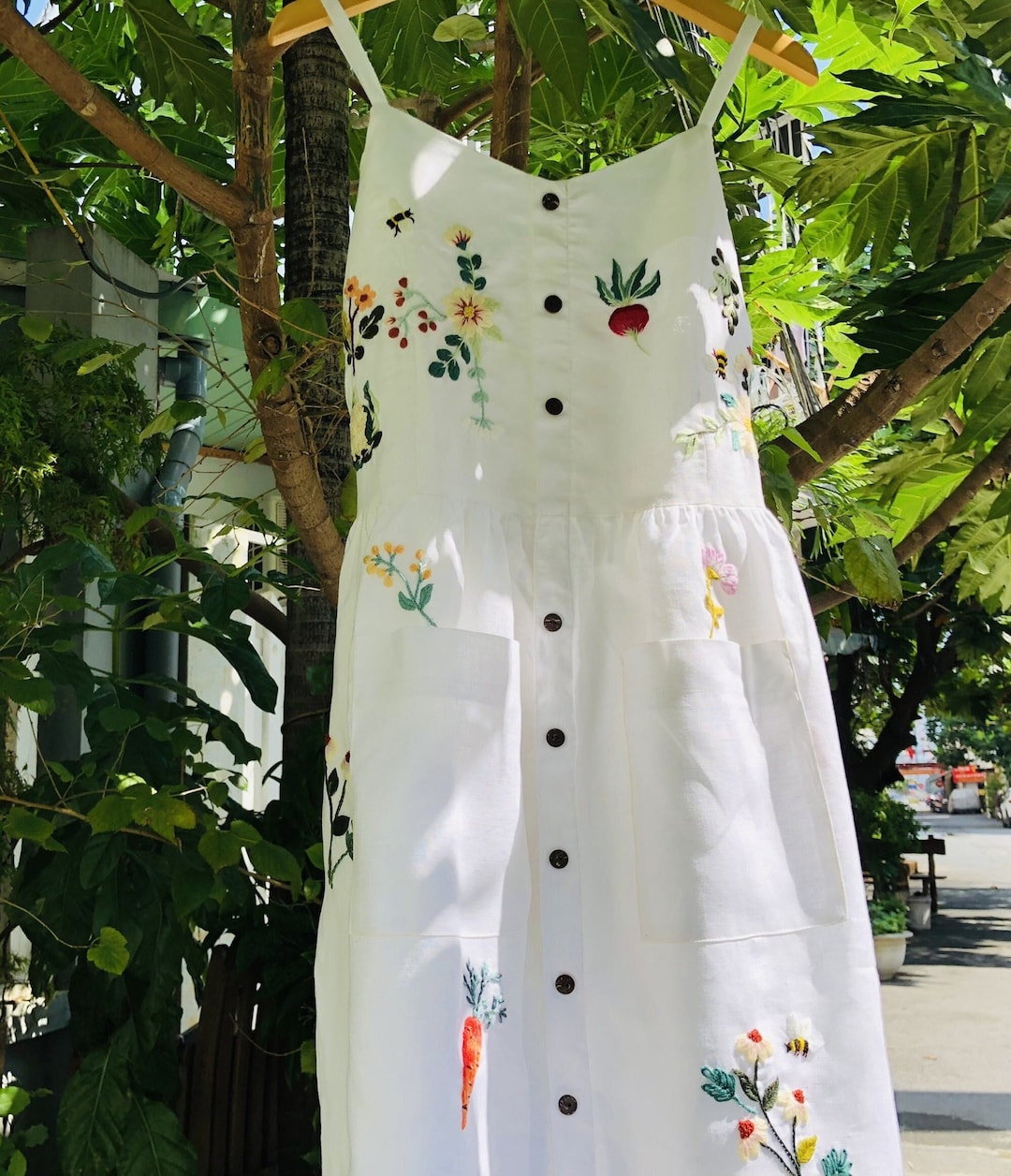 White Linen Dress With Hand Embroidered Flower Pattern White Linen Dress With Hand Embroidered Flower Pattern