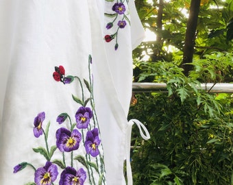 Bestickte Bluse für Frau mit Stiefmütterchen und Marienkäfer,Leinen Wickeltop,tinythingsmadeuhappy