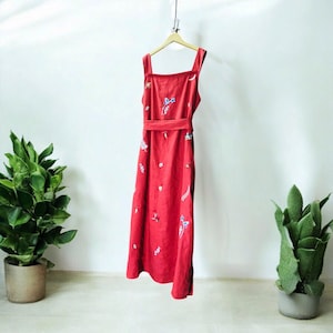 Robe d'été en lin avec fleur, feuilles, papillon et lune, robe brodée à la main, sur commande, tinythingsmadeuhappy