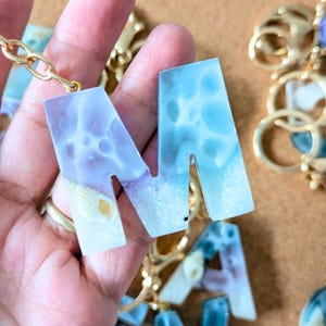 Llavero de resina de concha personalizado: llavero de concha real, llavero con letras, llavero de playa y mar, regalo de verano, regalo de cumpleaños para ella y sus hijos