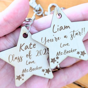 Personalized Wooden Star Keychain for Students – End of Year School Leavers Gift 2025 – Graduation Keepsake from Teacher – Custom Key Ring