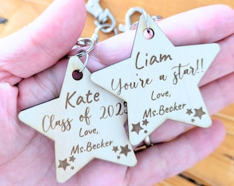 Personalized Wooden Star Keychain for Students – End of Year School Leavers Gift 2025 – Graduation Keepsake from Teacher – Custom Key Ring