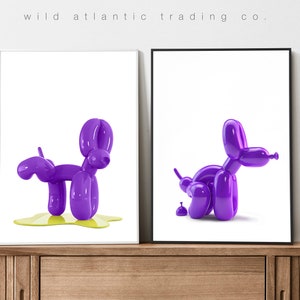 Set stampabile di 2 cani con palloncino viola che fanno la cacca e la pipì, stampa eccentrica, poster eccentrico, arte moderna, arte divertente del cane, pop art, nuova casa, amore per i cani