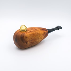 Pipe hawaïenne en bois de koa bouclé avec un bol en métal, sculptée à la main à Hawaï
