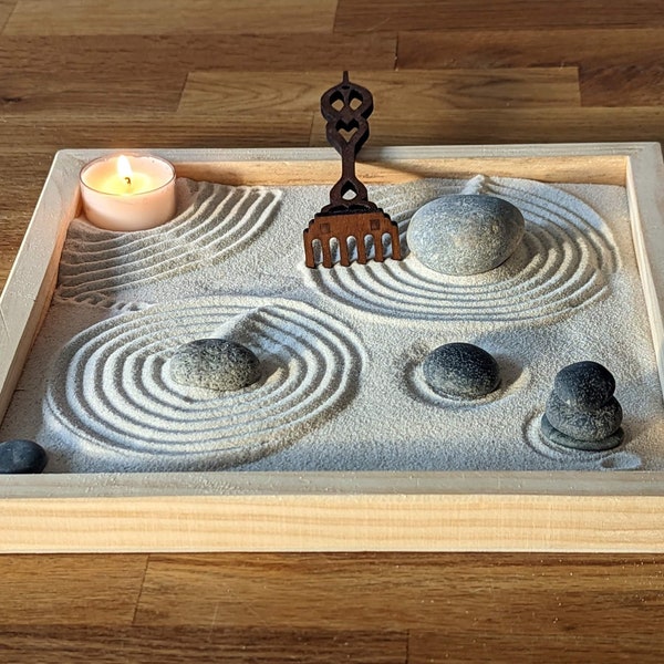 Jardin zen en bois massif FSC avec pierres, râteau et bougie - particulièrement adapté à l'entraînement à la pleine conscience - Karesunsui