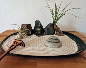 Idea regalo: Mindfulness & Meditazione Giardino Zen con figura di Buddha, sabbia, Tillandsia e rastrello/rastrello - kit fai da te sostenibile per la consapevolezza