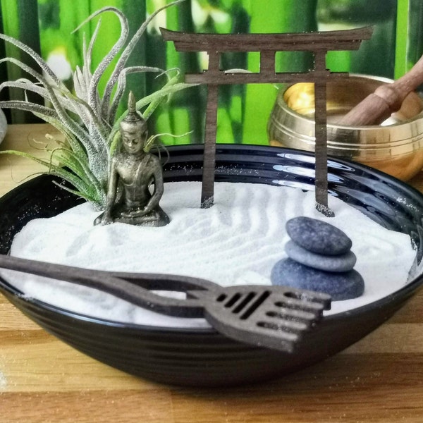 Zen - Garten in Opalglasschale mit Buddha-Figur, Tillandsie, Harke & Torii im Feng-Shui-Style, Geschenk-Idee nachhaltig