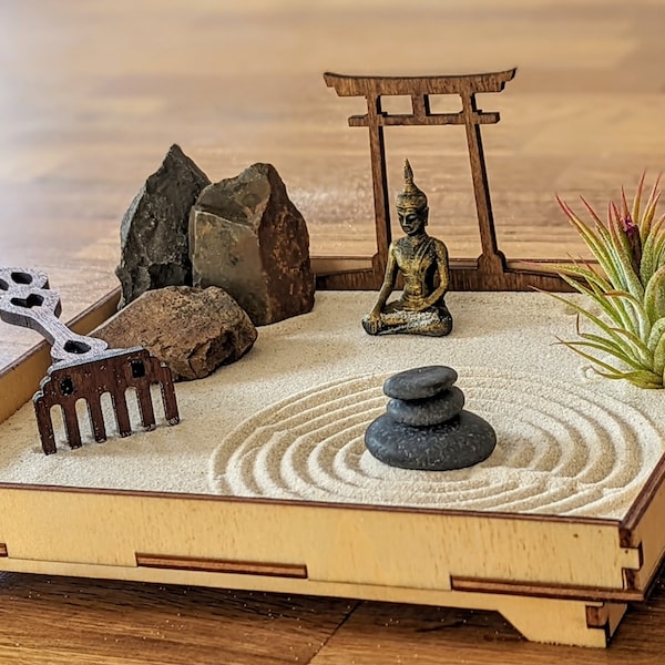 Handgemaakte Zen-tuinset met Boeddhafiguur, torii en hark Feng Shui voor meditatie en ontspanning duurzaam & milieuvriendelijk DIY-pakket