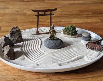 Giardino Zen bianco XL con Buddha, muschio, pietre e rastrello, idea regalo sostenibile per il relax - Karesunsui Home Decor
