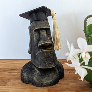 Regalo de graduación para maestría, licenciatura, doctorado, diploma de escuela secundaria: Moai con examen de graduación con birrete