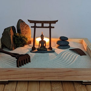 XL großes Zengarten-Set aus FSC- Massivholz mit Buddha -Figur, Torii, Kerze, Moos und Holz-Harke - nachhaltig
