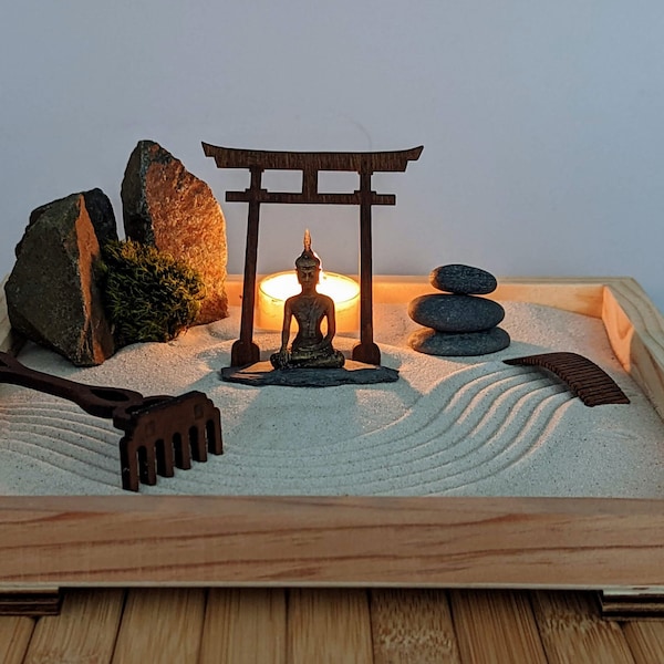 Grand jardin zen XL en bois massif FSC avec figure de Bouddha, torii, bougie, mousse et râteau en bois - durable