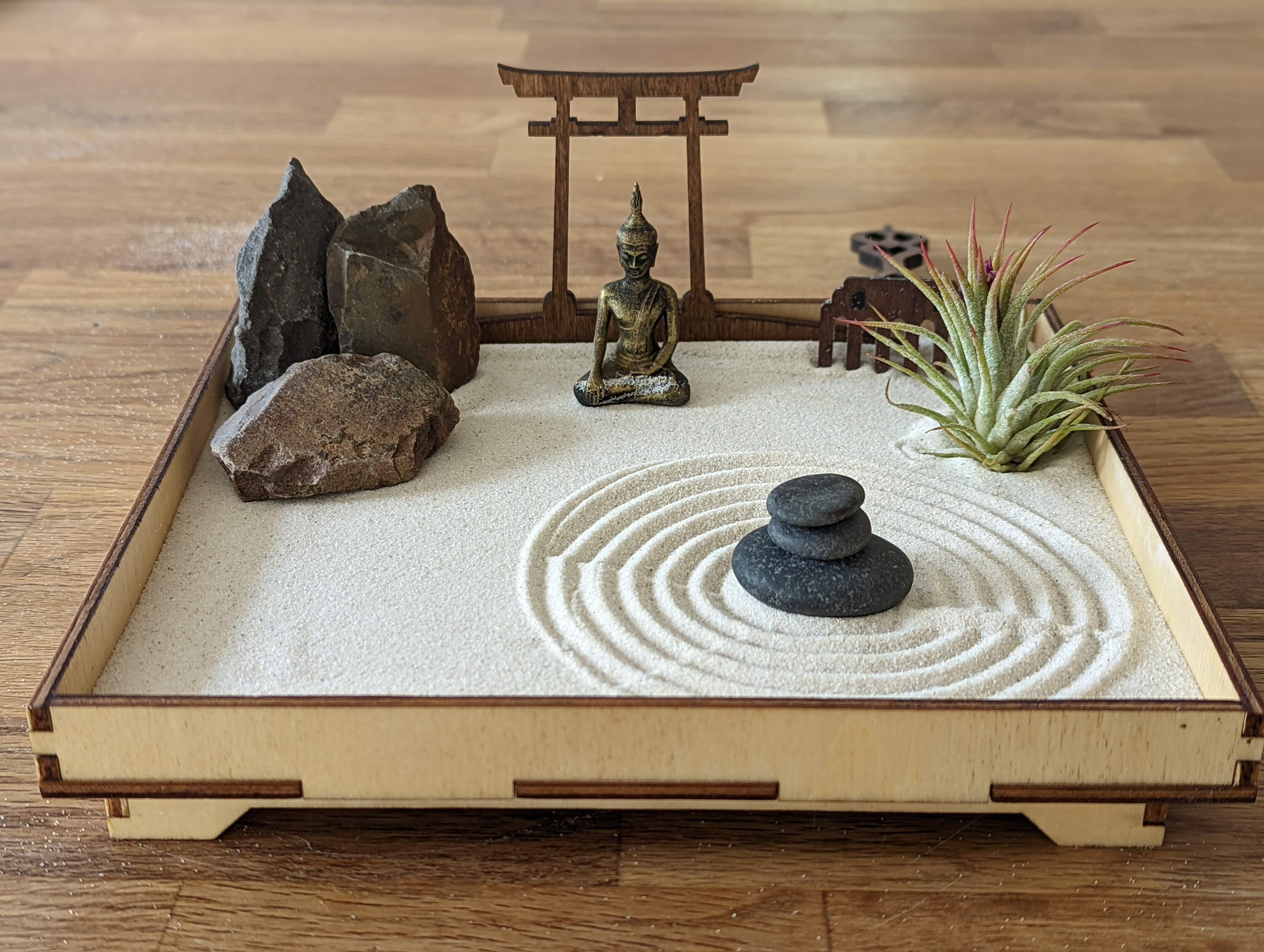 樹生作　極上　能人物　置物　共箱　381g トコニコ　東さ6-1105☆2F Handmade Zen Garden Set With Buddha Figure, Torii and Rake