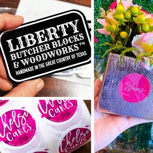 Op de afbeelding: Een verzameling productlabels en stickers. E&eacute;n label is zwart met witte tekst met de tekst "LIBERTY BUTCHER BLOCKS & WOODWORKS TM HANDMADE IN THE GREAT COUNTRY OF TEXAS." Andere stickers zijn roze en wit met de tekst "Chelsy Cakes" en "Weezie's".