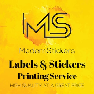 Op de afbeelding: Gele achtergrond met zwart logo "MS". De tekst luidt "ModernStickers Labels & Stickers Printing Service" en "High Quality at a Great Price". Voor labels en stickers.