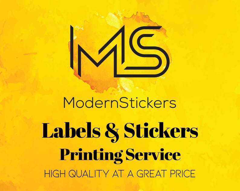 Op de afbeelding: Gele achtergrond met zwart logo "MS". De tekst luidt "ModernStickers Labels & Stickers Printing Service" en "High Quality at a Great Price". Voor labels en stickers.
