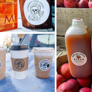 Op de afbeelding: Een assortiment producten, waaronder douchegel, koffie en cider. De douchegel zit in een doorzichtige fles met oranje vloeistof. Koffiebekers hebben het "Papa's Coffee Co." logo. Ciderflessen staan naast rode appels.