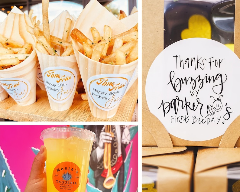 Op de afbeelding: Een assortiment feesteten en -dranken. Houten kegels gevuld met friet met "Time Fries" labels, een doos met gele hartvormige koekjes en een doorzichtige plastic beker met gele vloeistof.